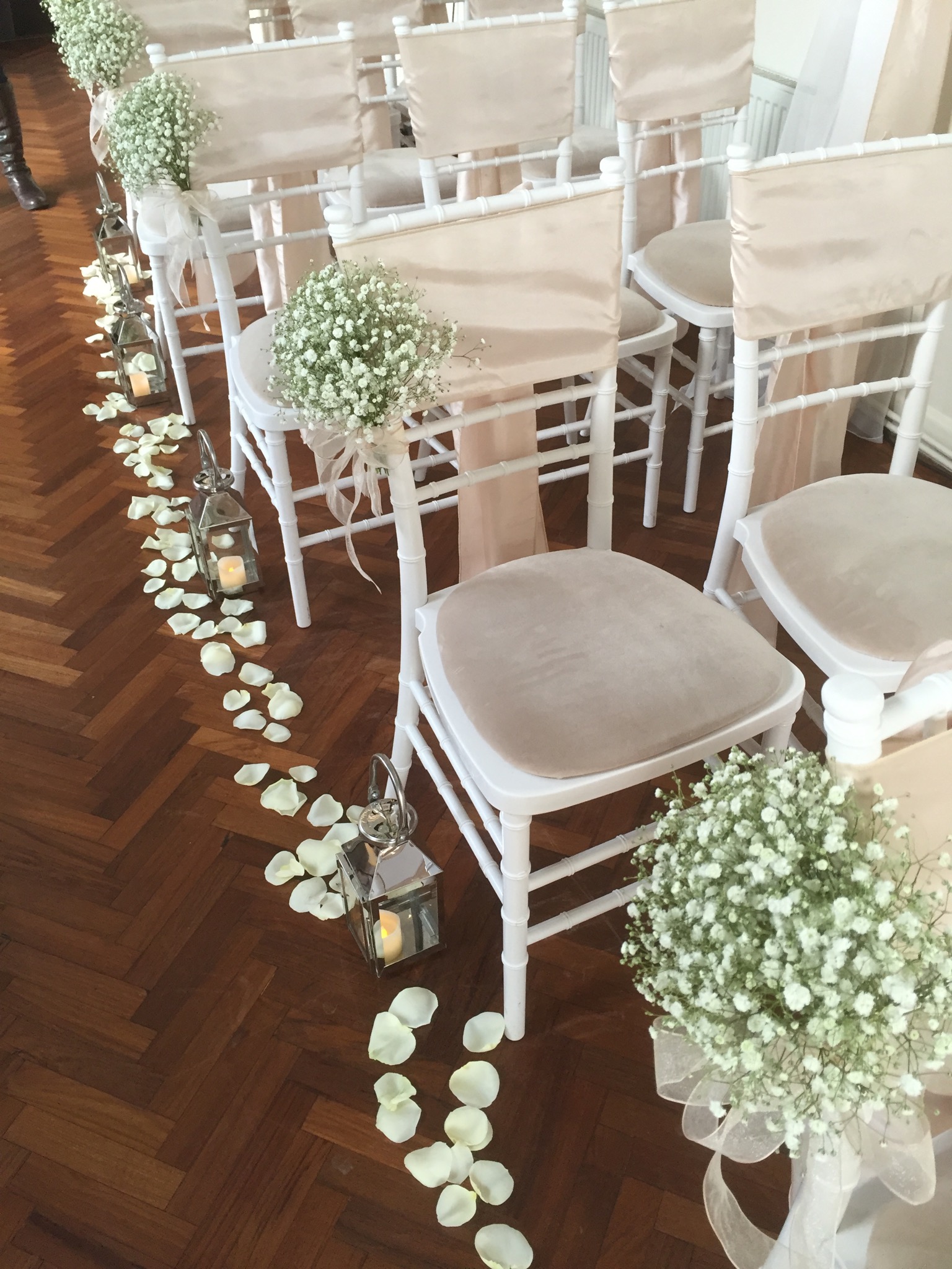 https://www.chairmanhire.co.uk/wp-content/uploads/2019/11/White-Chivari-wedding-chairs-wedding-aisle-chair-decoration-copy.jpg